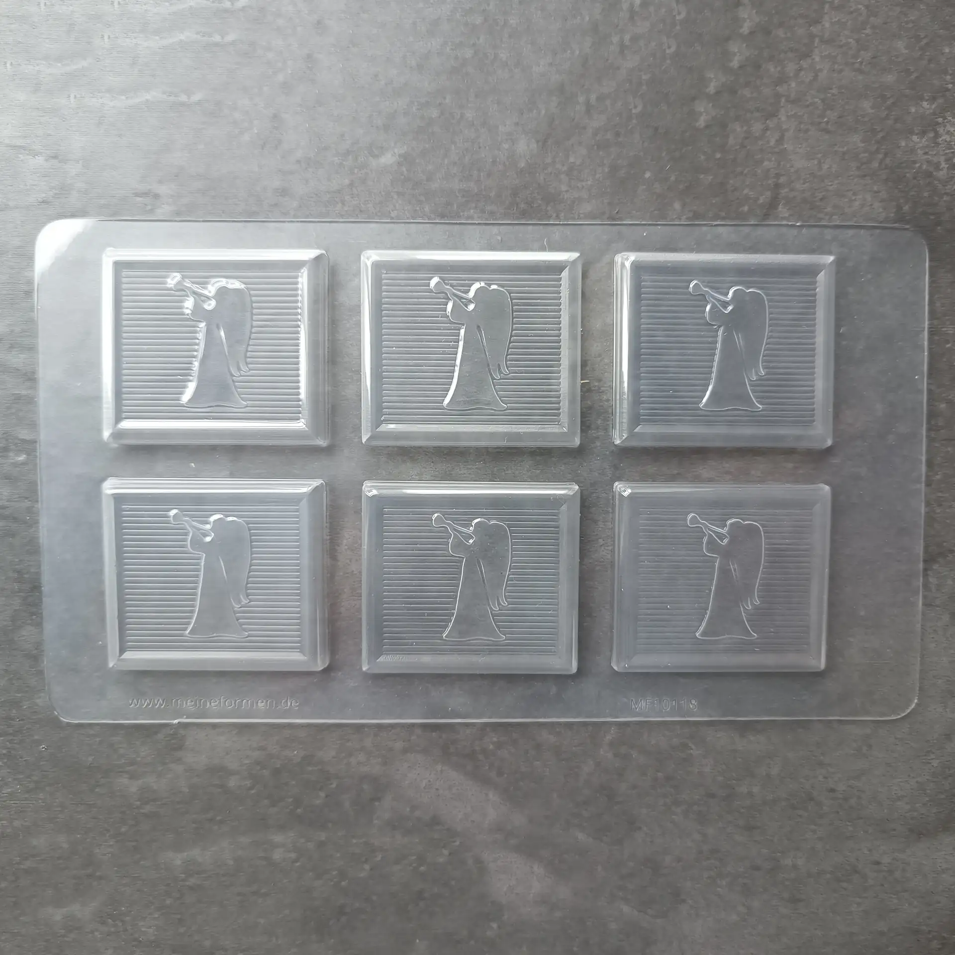 Mould for small chocolate tablets with an angel