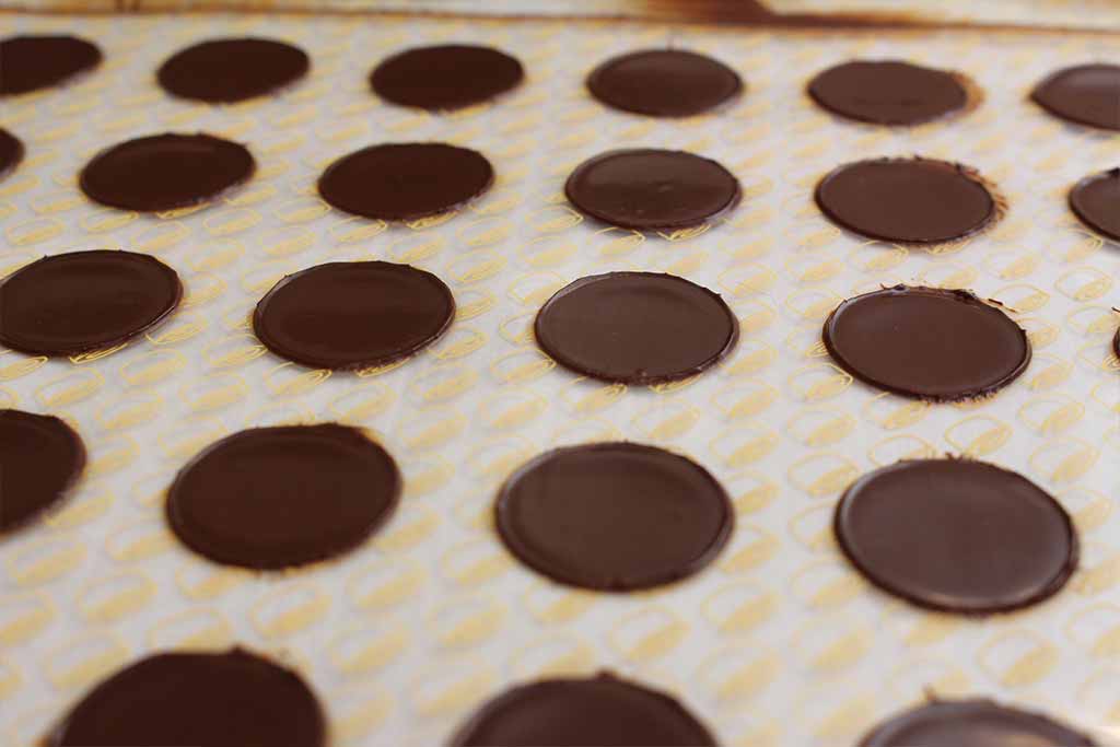 Stencil / spreading mat round for chocolates