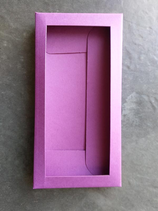 Folding box for chocolate bars in eggplant