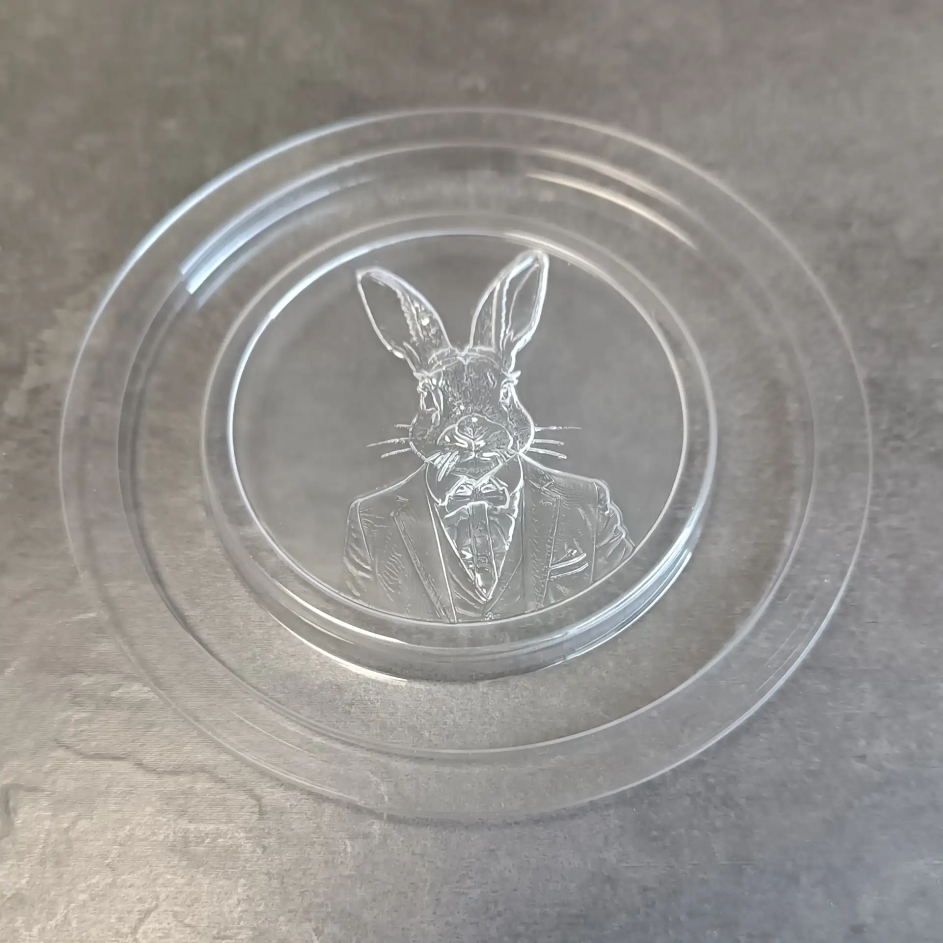 Schokoladenform für Taler mit einem Hasen im Anzug