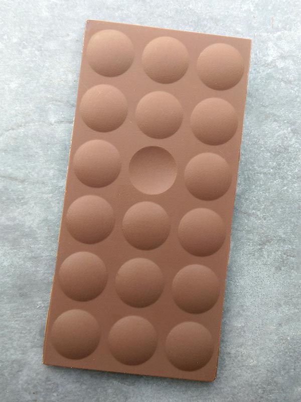 Chocolate tablet with balls