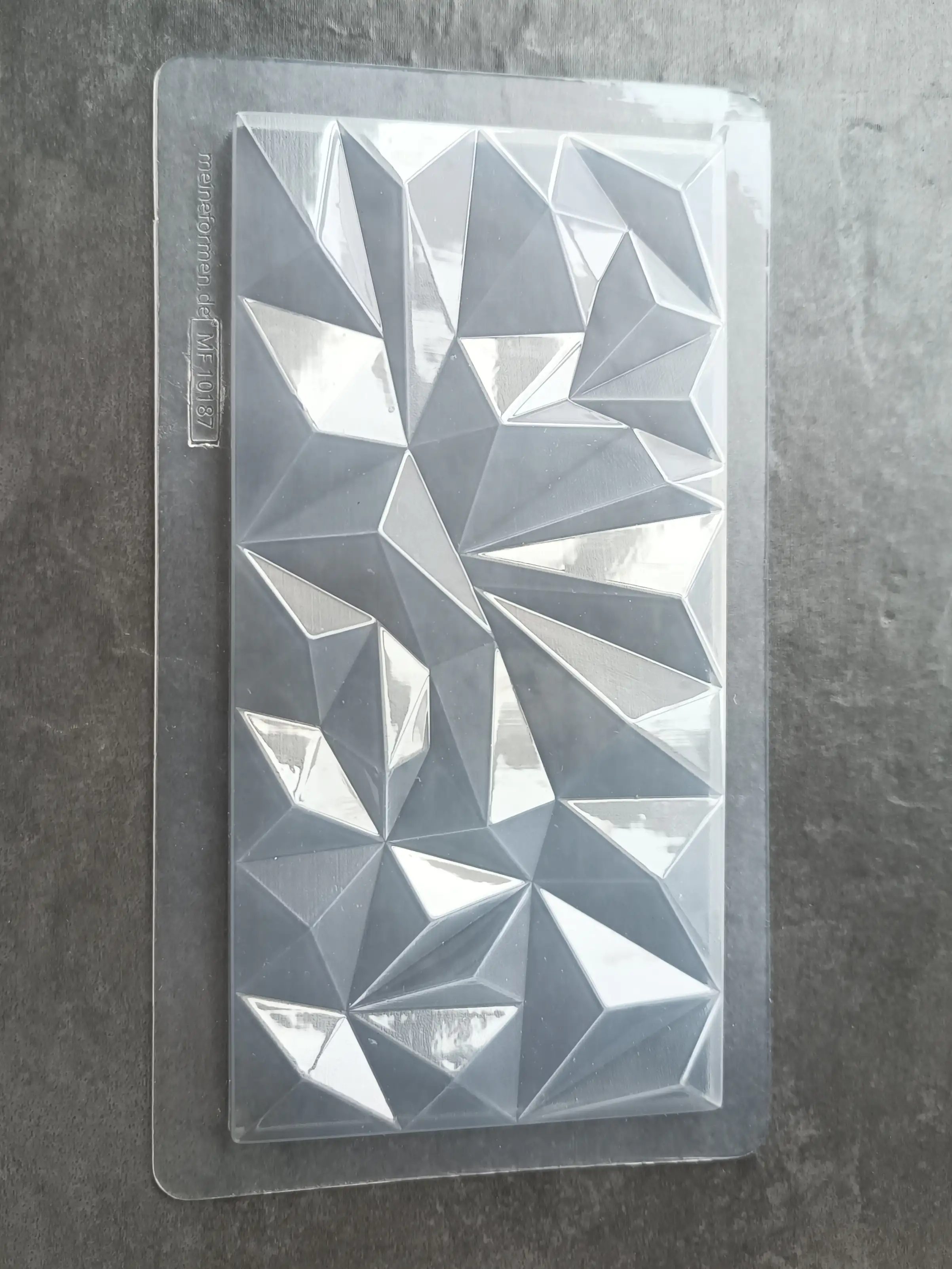 Mould for chocolate tablet a featuring three-dimensional triangles