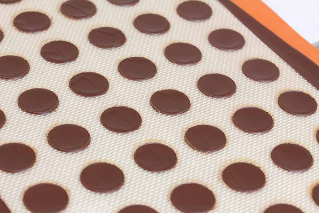 Stencil / spreading mat round for chocolates